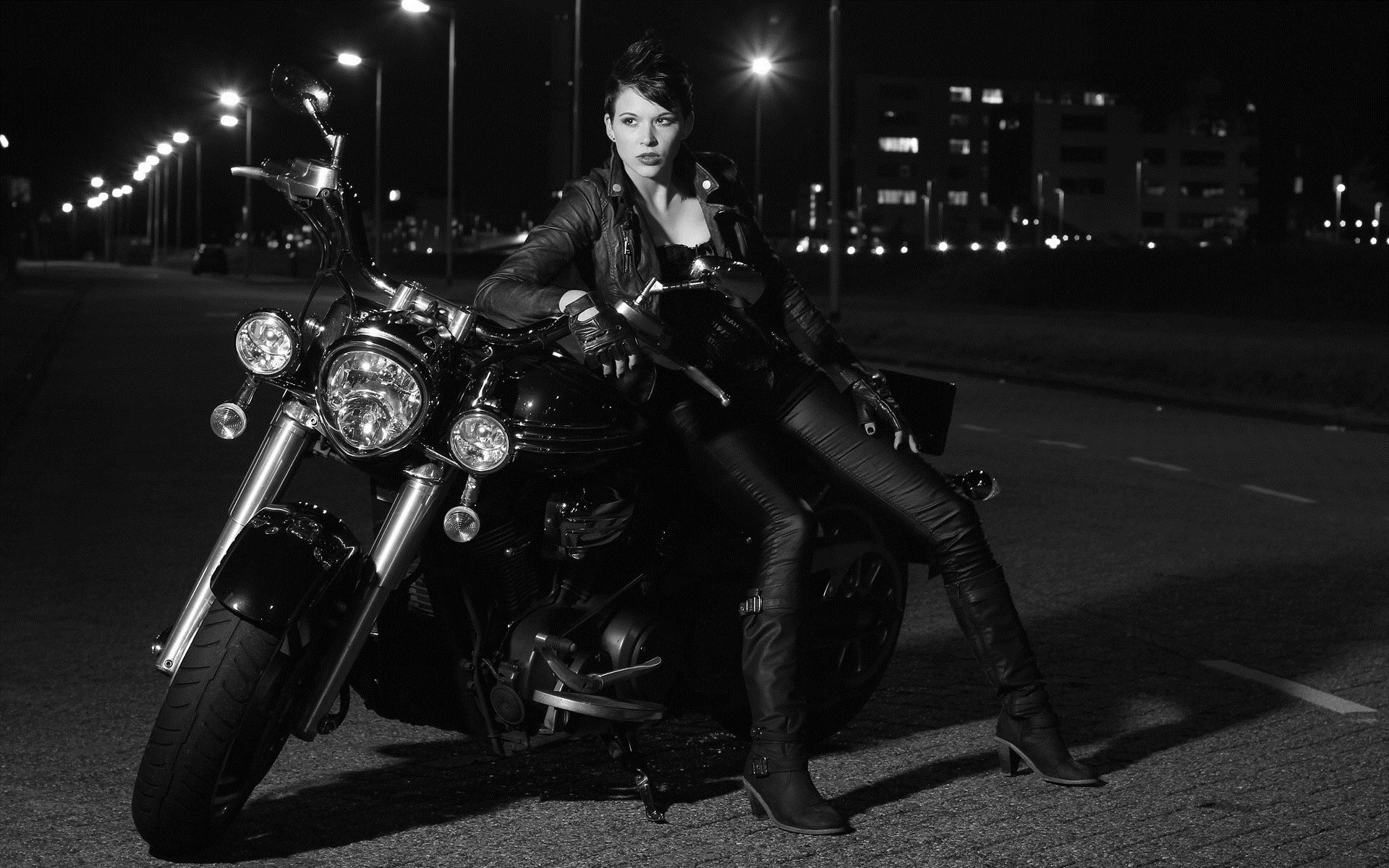 Photo Beautiful girls and motorcycles in Bremen