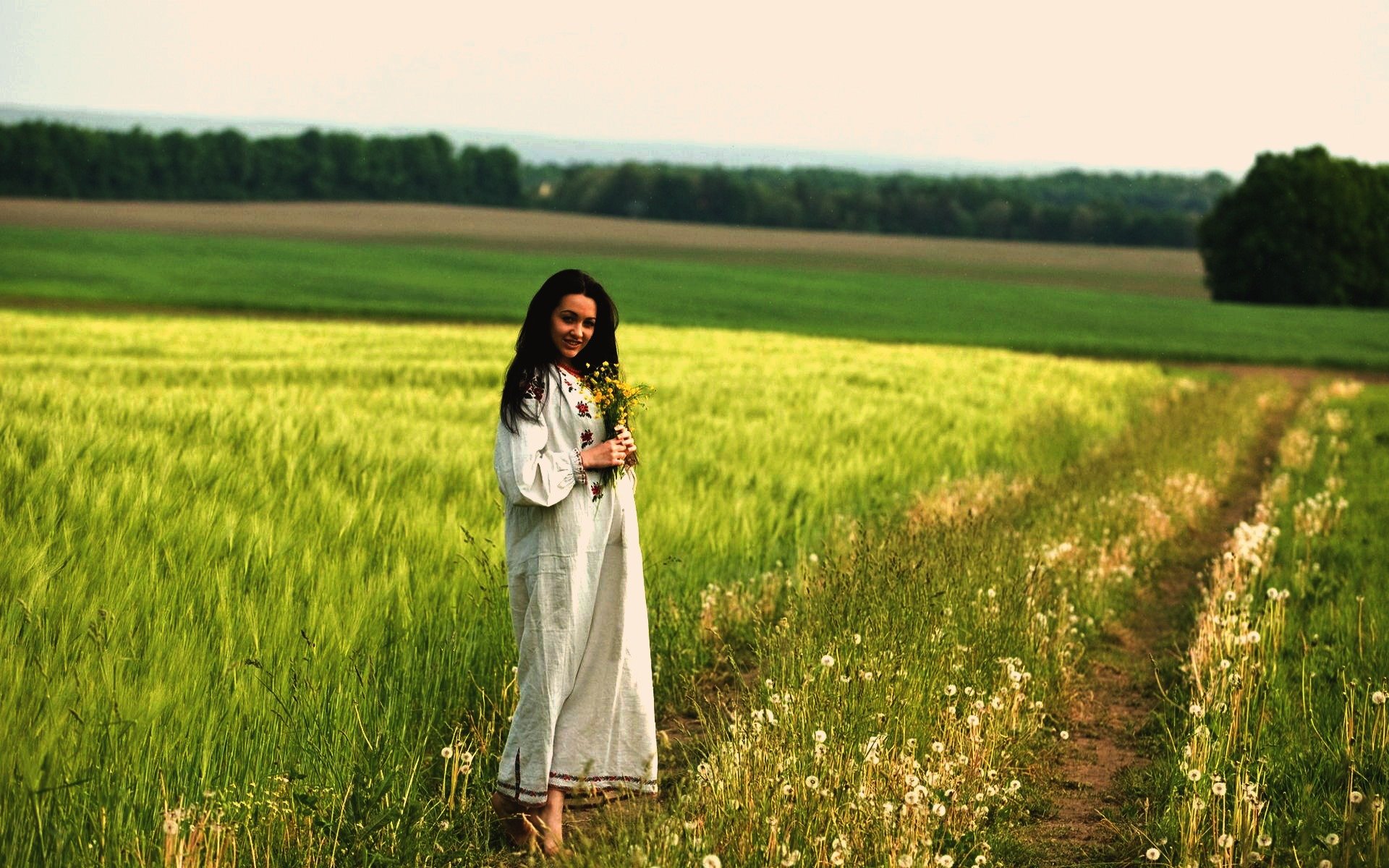Women in Slavic costumes in Bremen