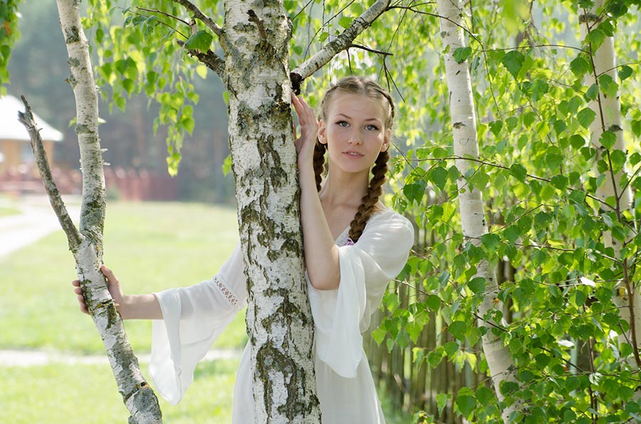 Women in Slavic costumes in Bremen