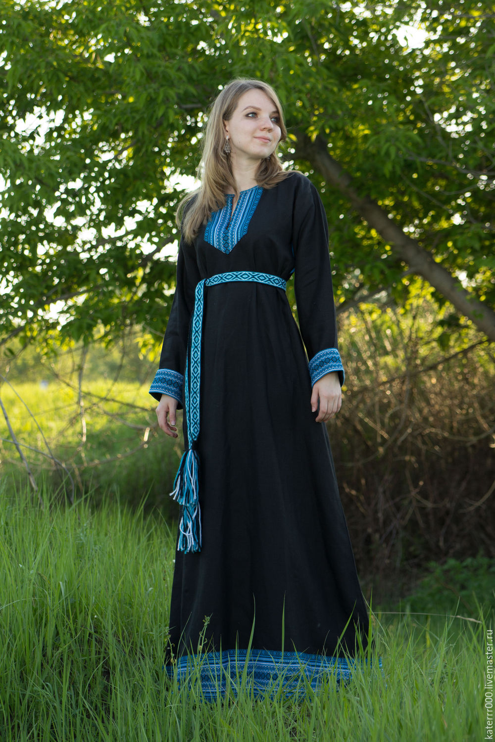 Women in Slavic costumes in Bremen