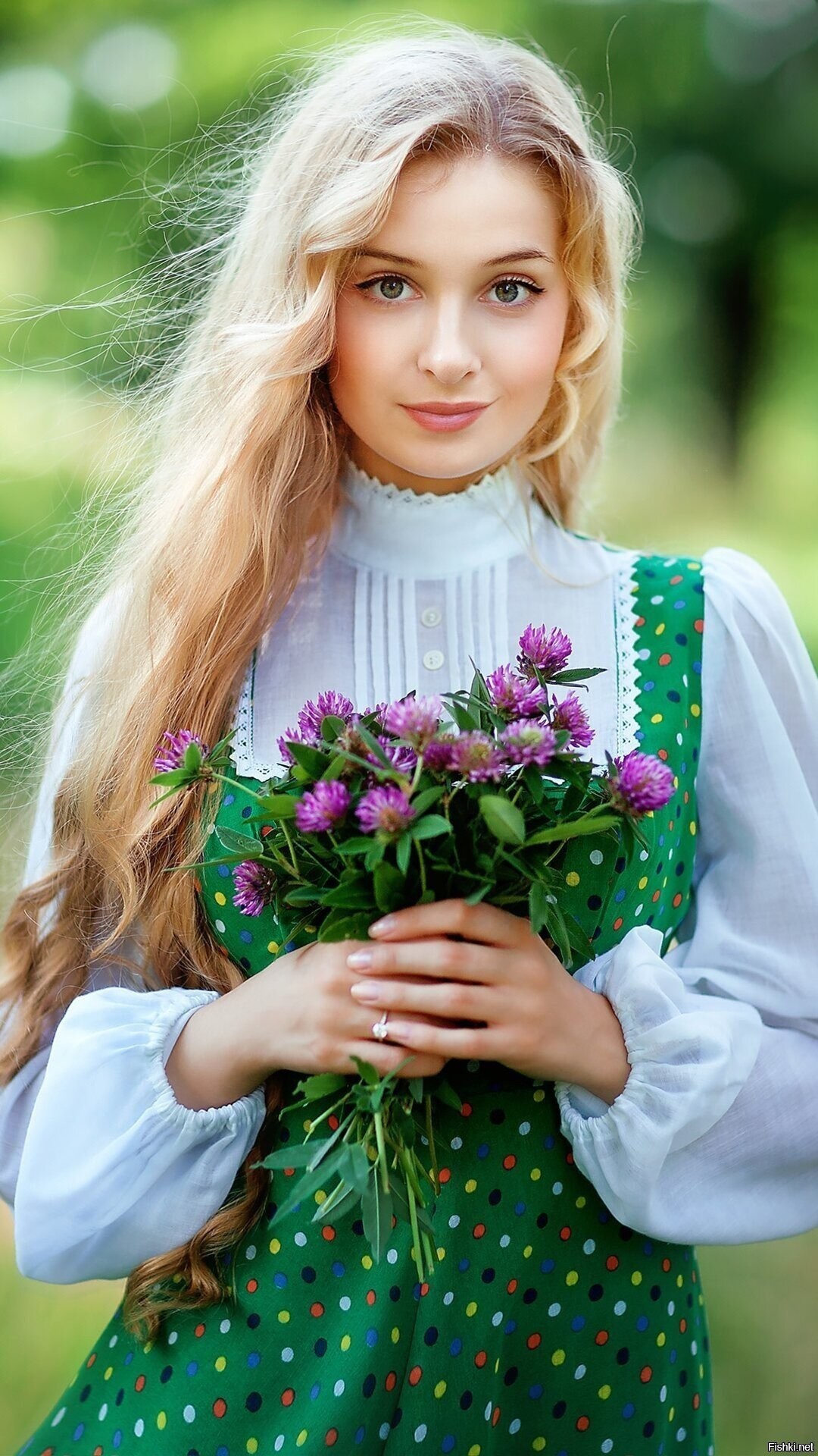 Girls in Slavic costumes in Bremen