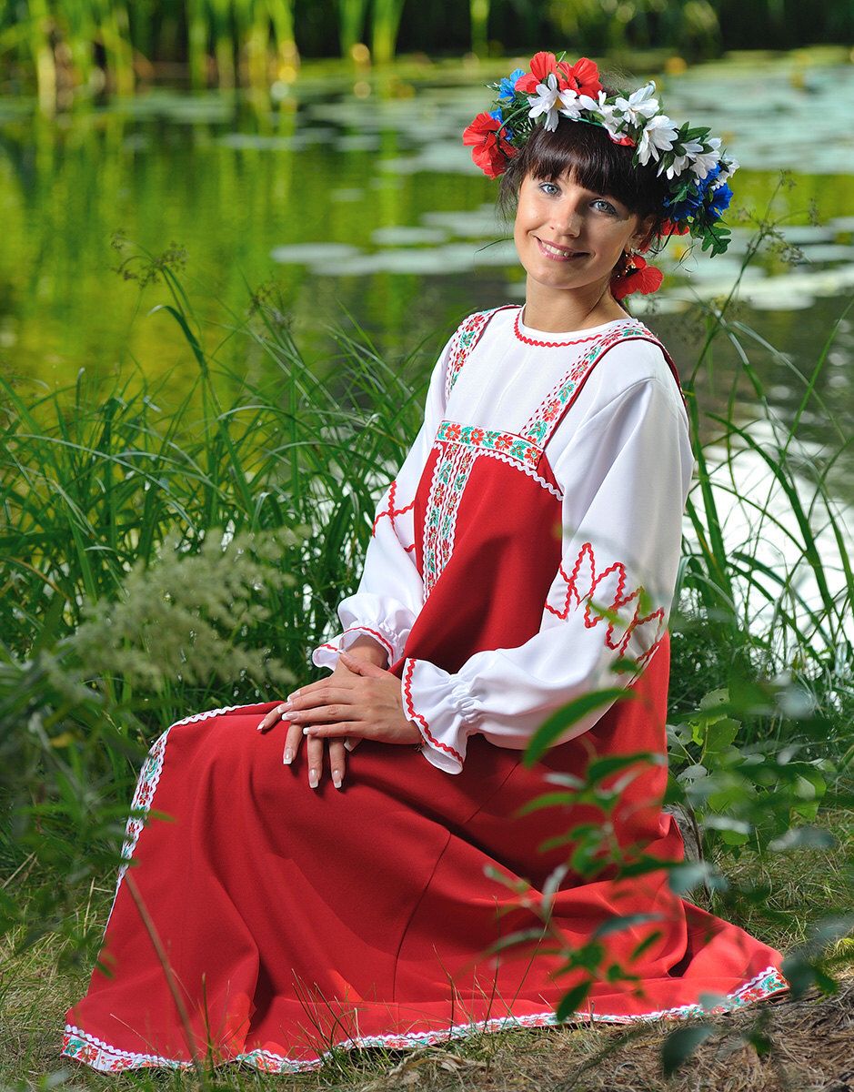 Beautiful girl Girls in Slavic costumes in Bremen